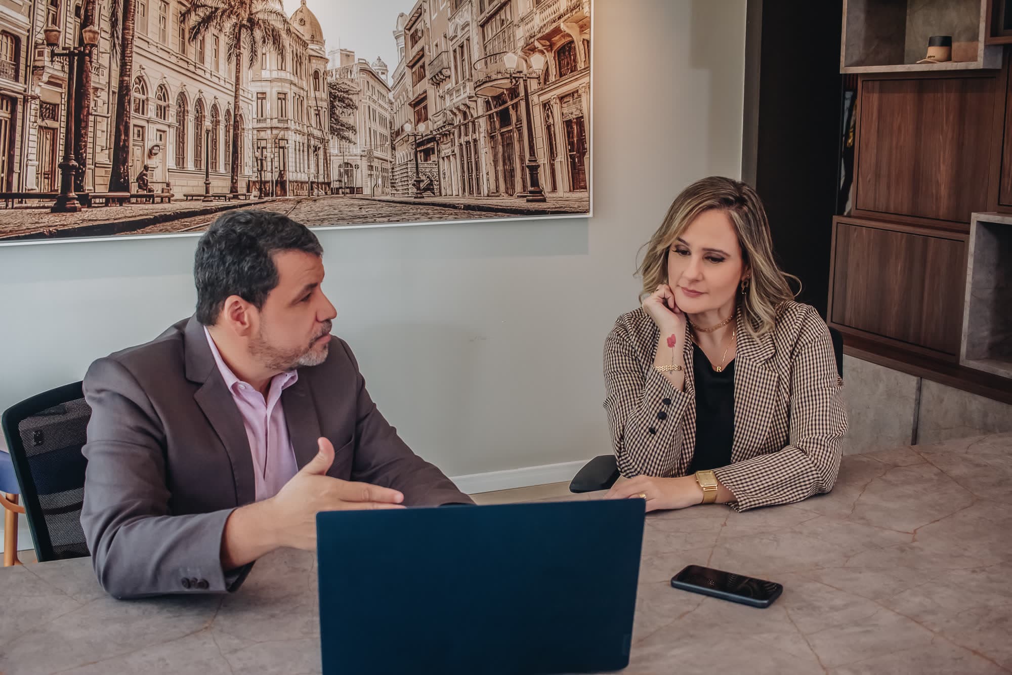 Rodrigo e Rosana em reunião de gestão